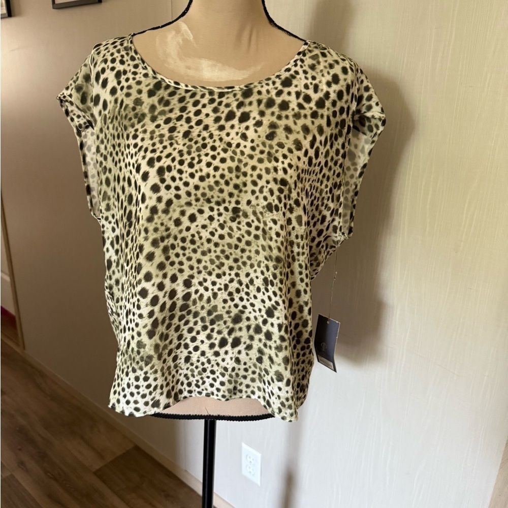 Jennifer Lopez Cream and Green Cap Sleeve Boxy Blouse